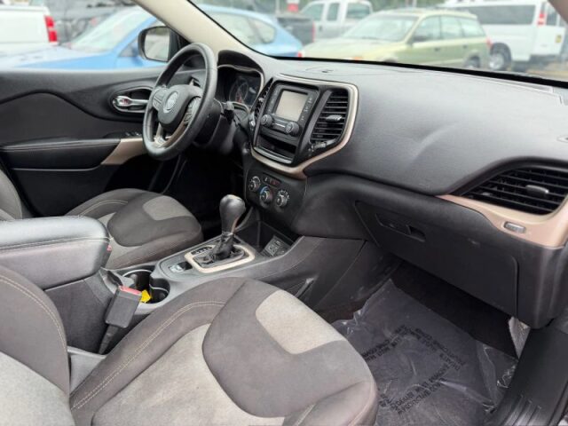 2017 Jeep Cherokee Sport Image 11